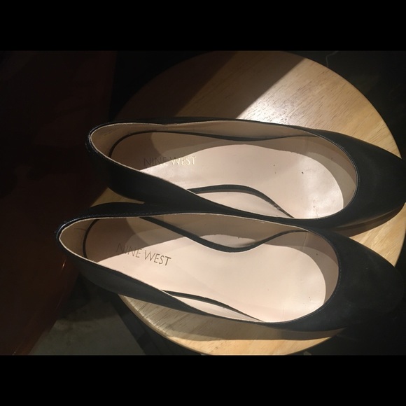 Nine West 2.5 inch wedge pump - Picture 2 of 3